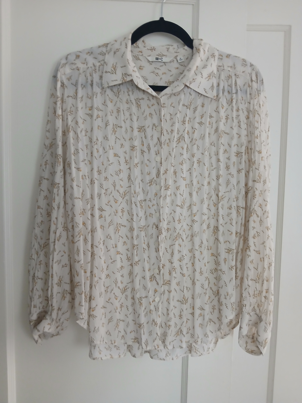 UNIQLO Lightweight Cream Printed Long-Sleeve Button Down Size M